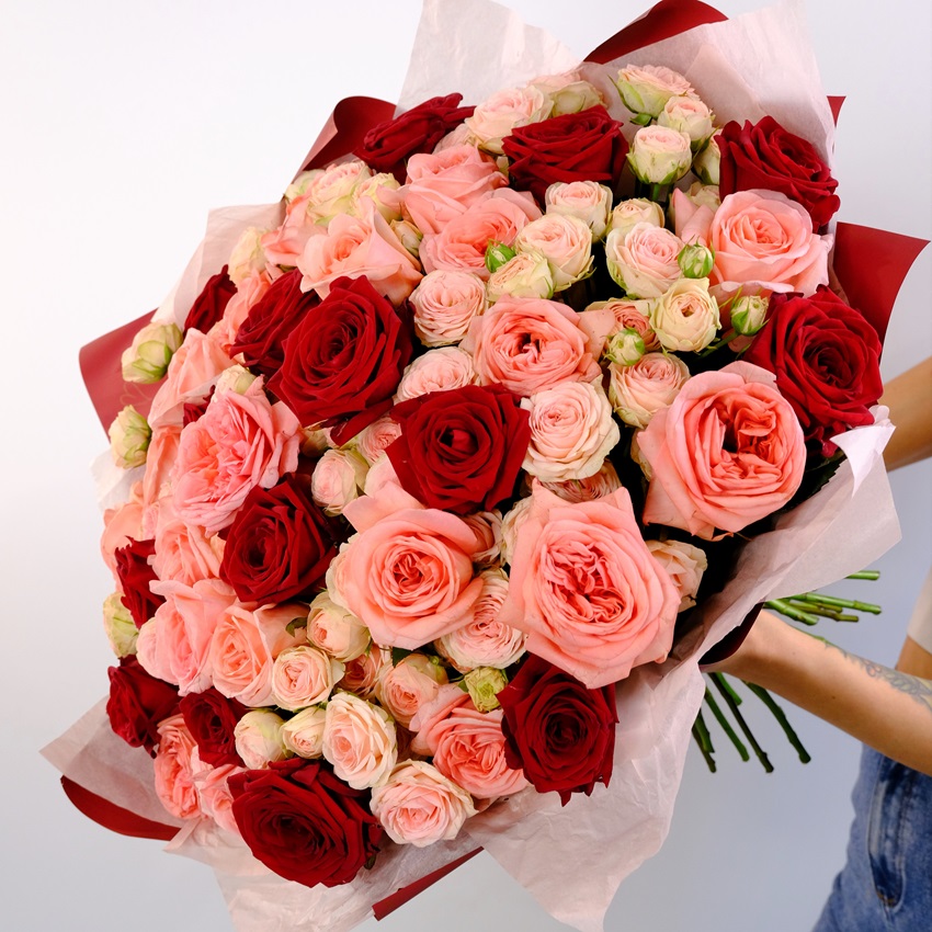 Кустовые и пионовидные розы в букете "Ассоль"