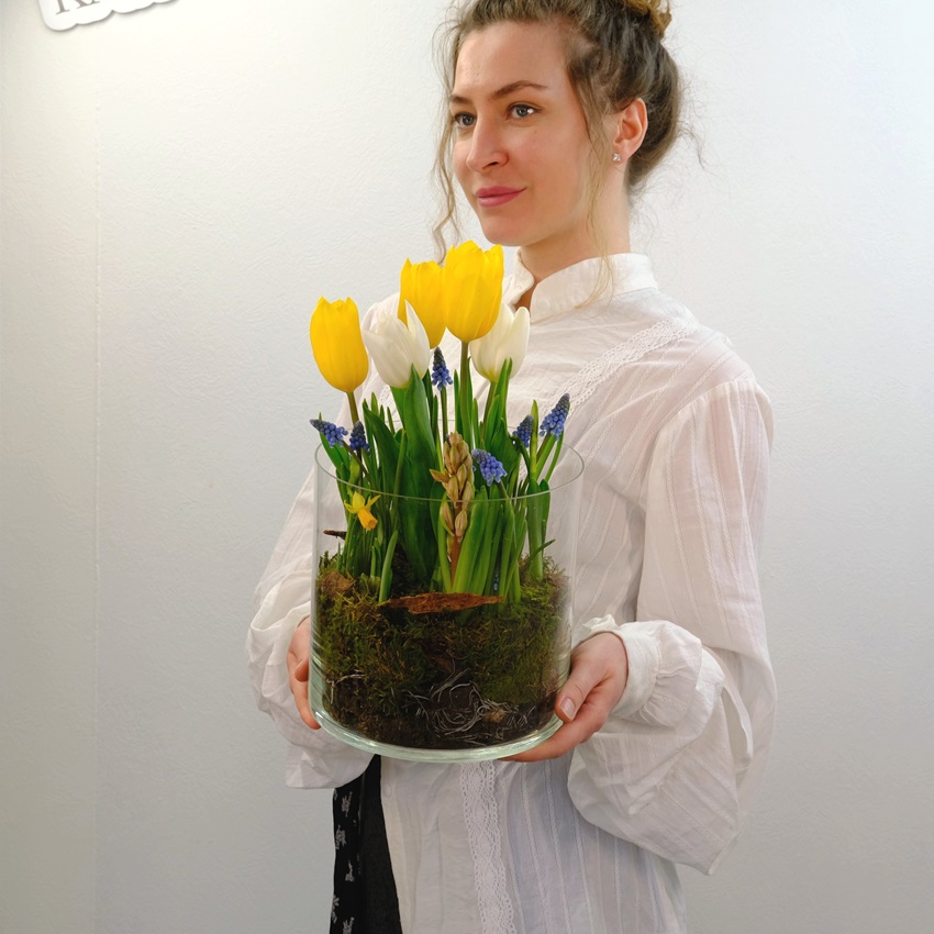 Садик с первоцветами: тюльпаны, мускари и нарциссы в стеклянной вазе