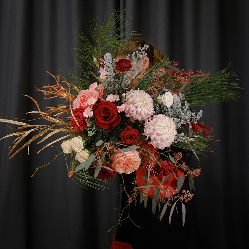 Авторский зимний букет с розами, сосной и декоративными веточками