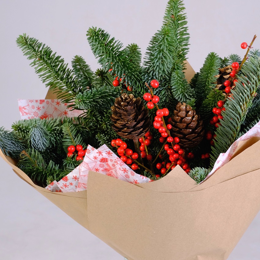 Нобилис, илекс и шишки в букете "Зимний минимализм"