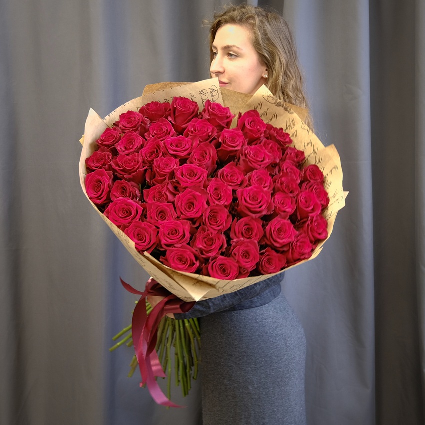 Монобукет розы Эквадор красные 90 см, 49 штук с вазой в подарок!