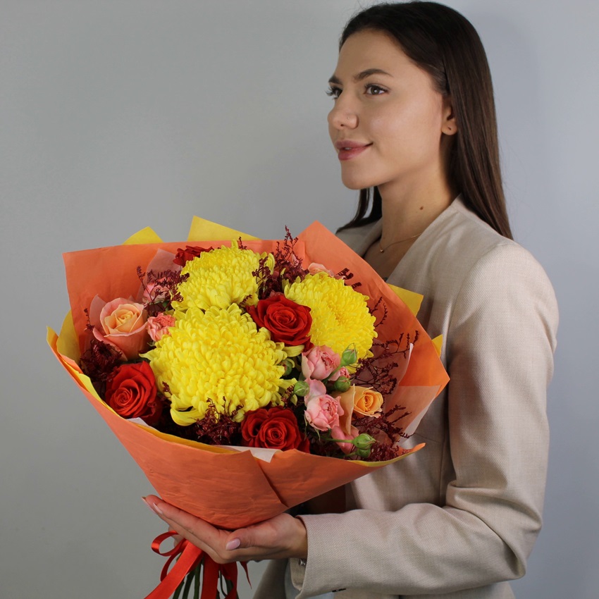Жёлтые хризантемы и розы в ярком букете "Апельсиновый джем"