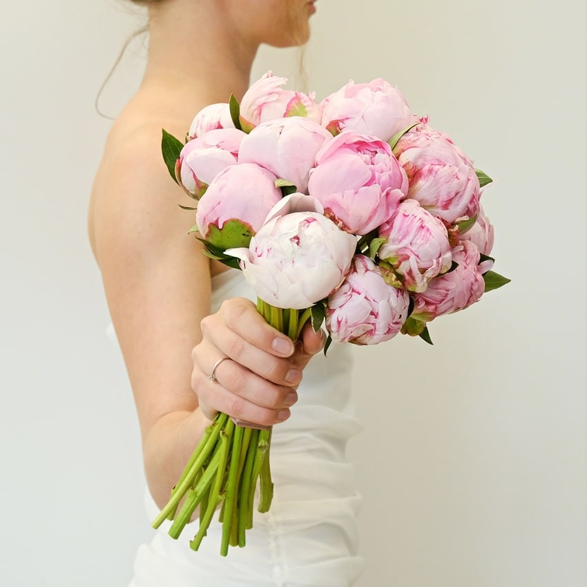 Букет невесты с розовыми пионами "Сара Бернар"