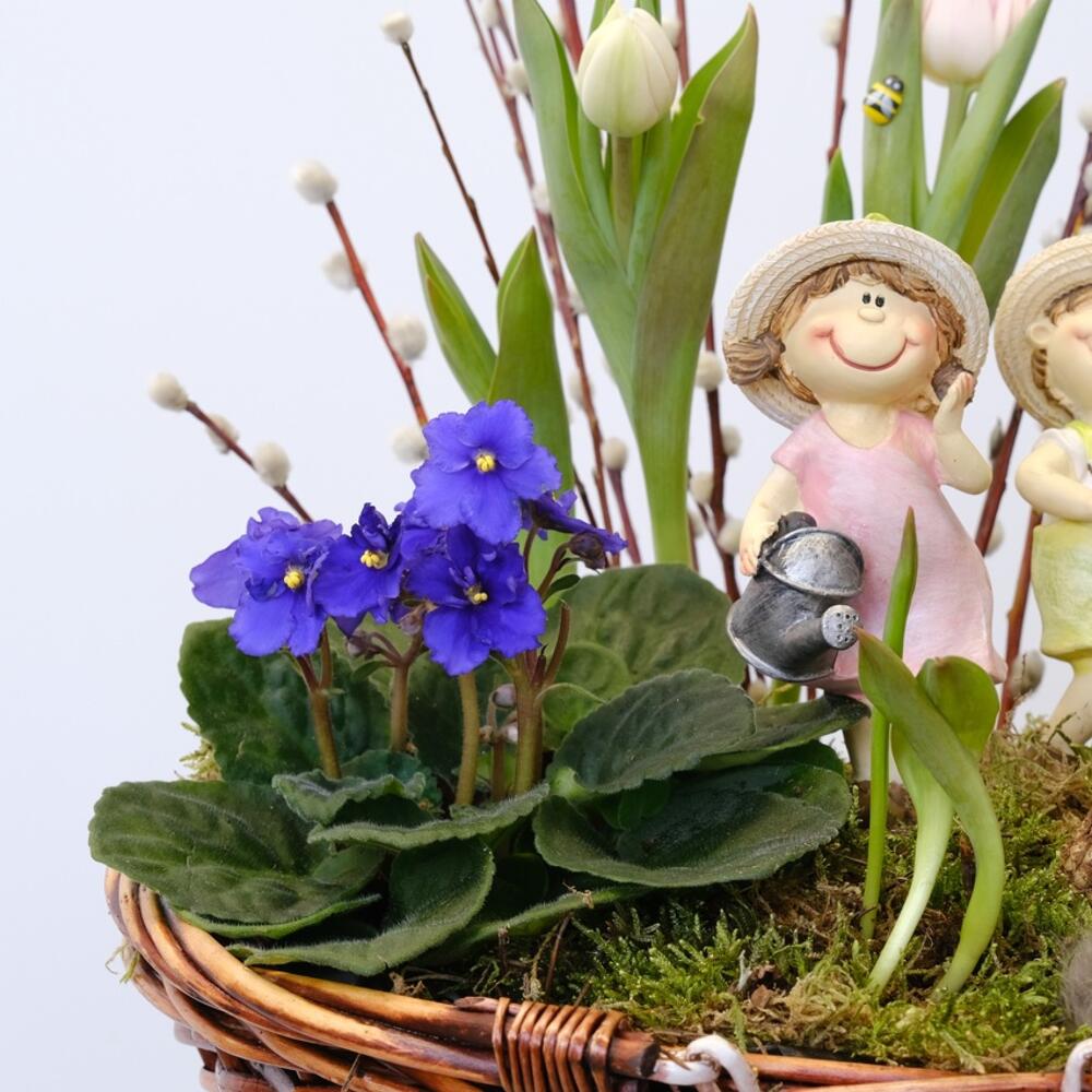 Букет на пасху! Луковичные тюльпаны, фиалка и верба в корзинке с сувенирами