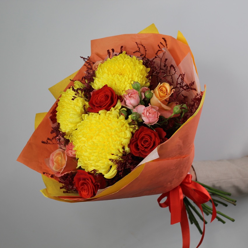 Жёлтые хризантемы и розы в ярком букете "Апельсиновый джем"