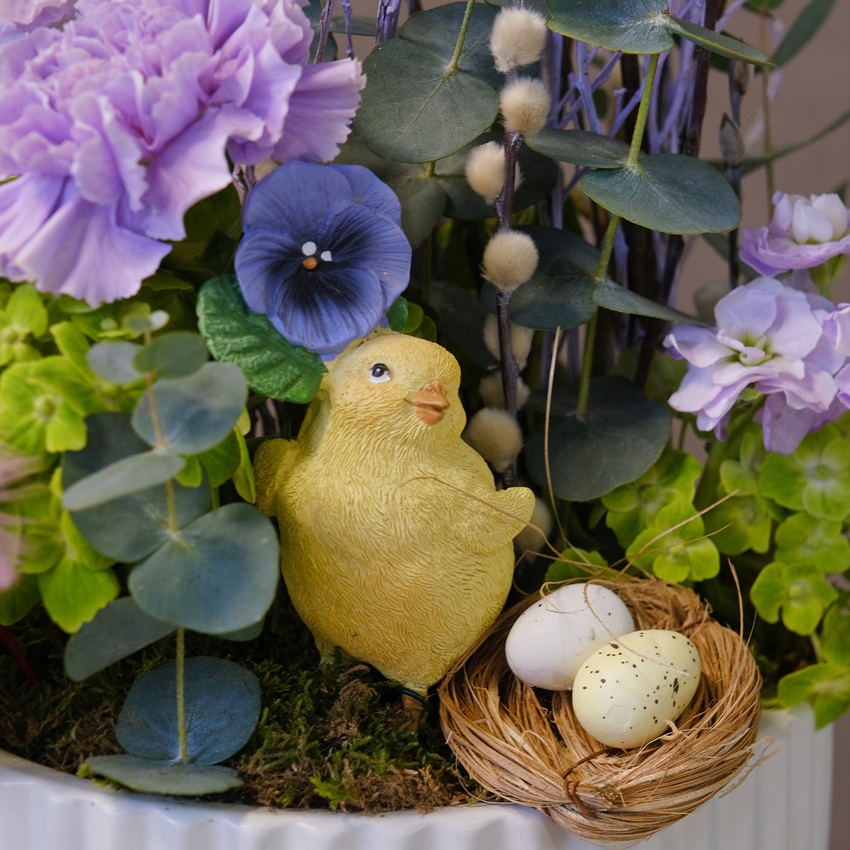 Композиция на Пасху: диантусы, гортензия и верба в стильном кашпо