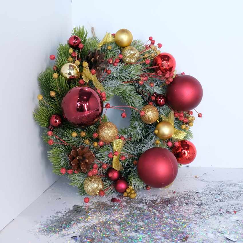 Новогодний венок с красными шариками (искусственный)