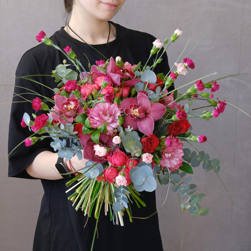 Бордовые орхидеи и альстромерии в садовом букете