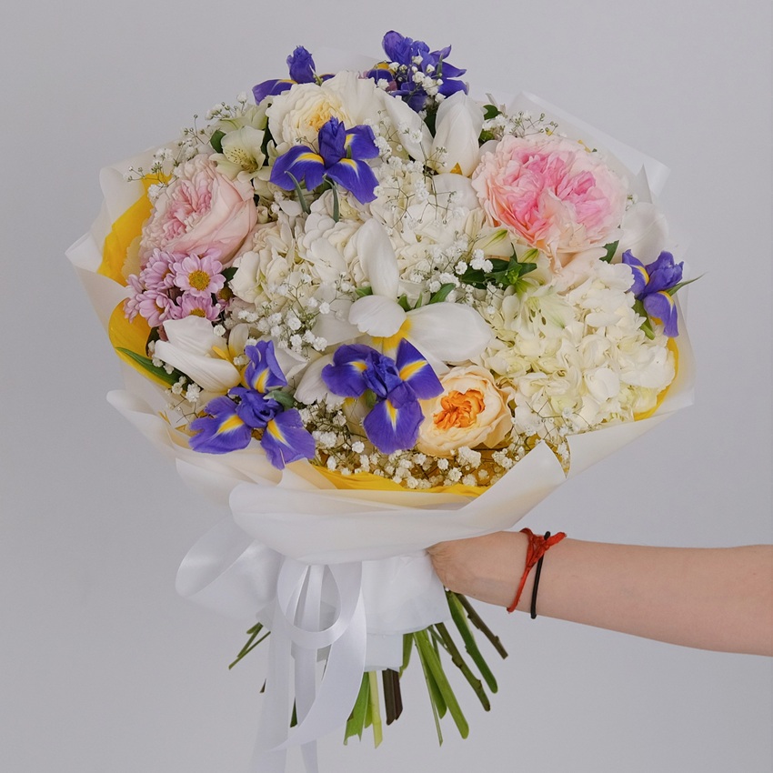 "Дофаминовый букет": ирисы, тюльпаны, гипсофила и гортензии