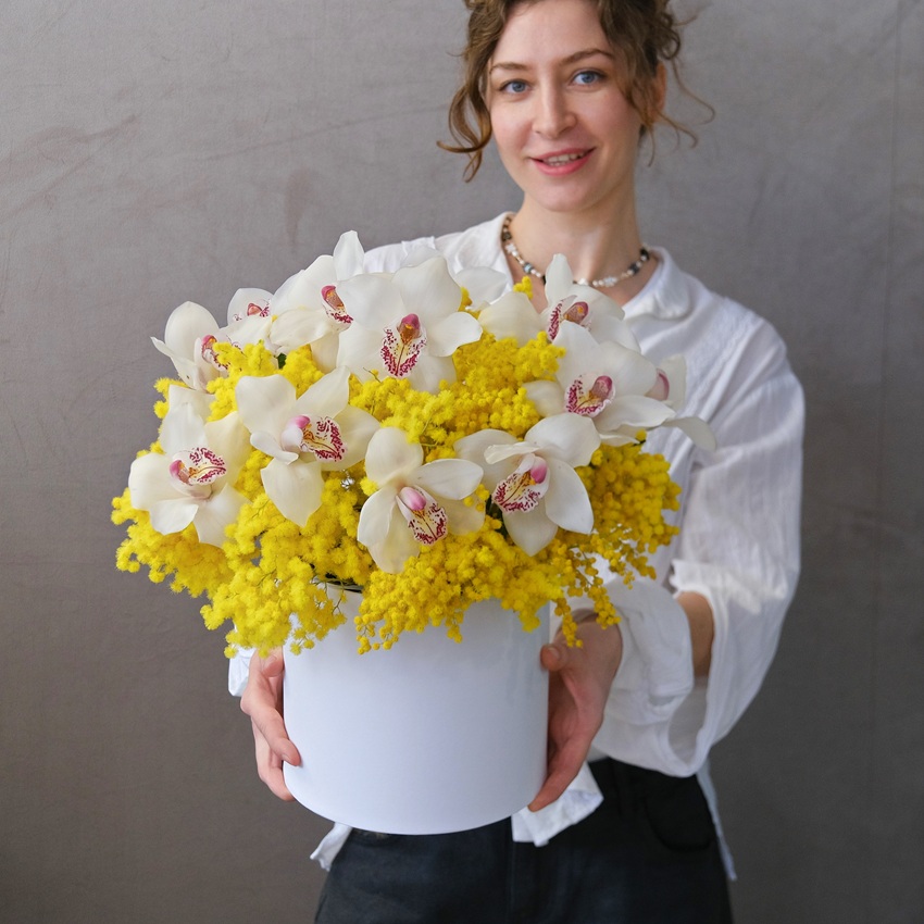 Белые орхидеи и ароматная мимоза в коробке "Медовая орхидея"