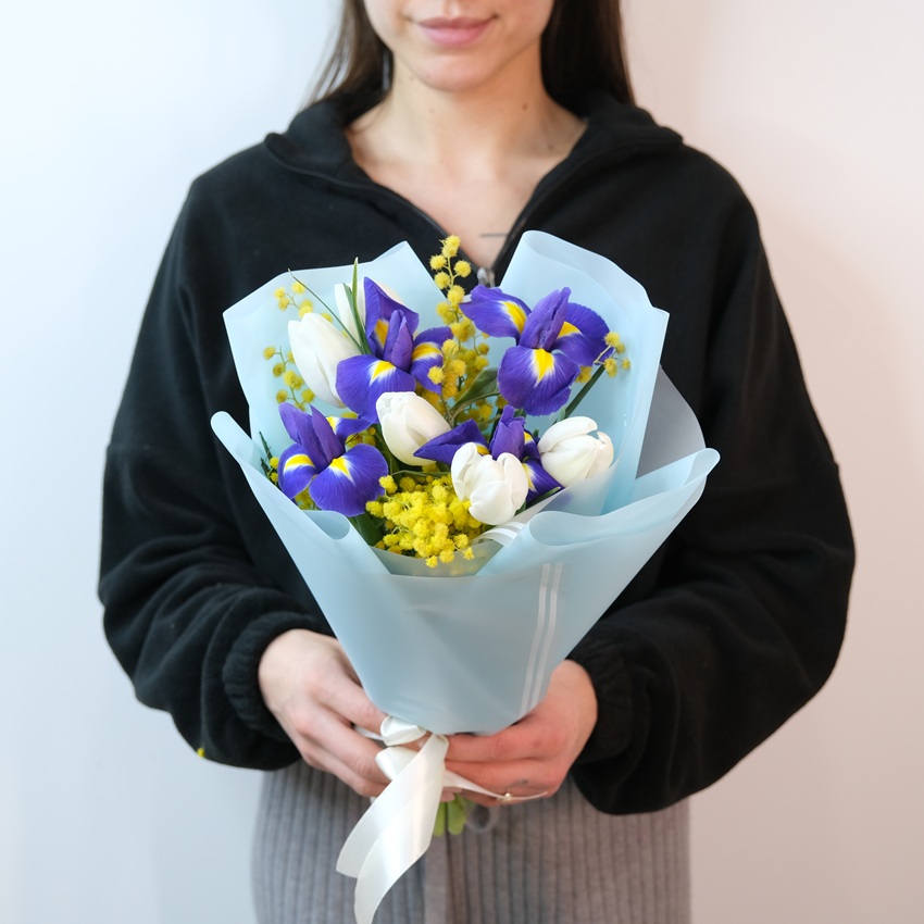 Букет с тюльпанами, ирисами и мимозой. Корпоративные подарки на 8 марта. Цена от 10 шт.