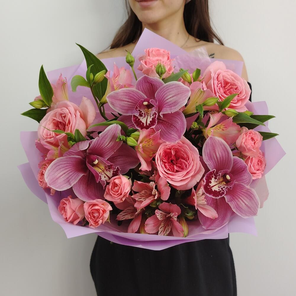 Орхидеи и пионовидные розы в букете "Райские бабочки"