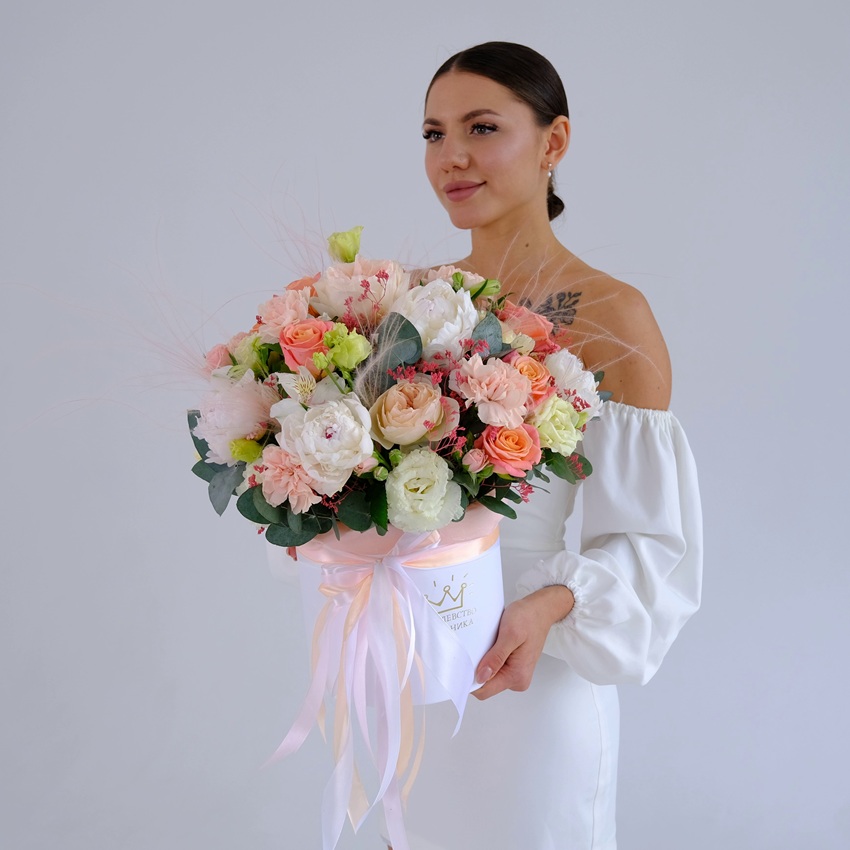 Белые пионы и розы в белой коробке "Океан Любви"