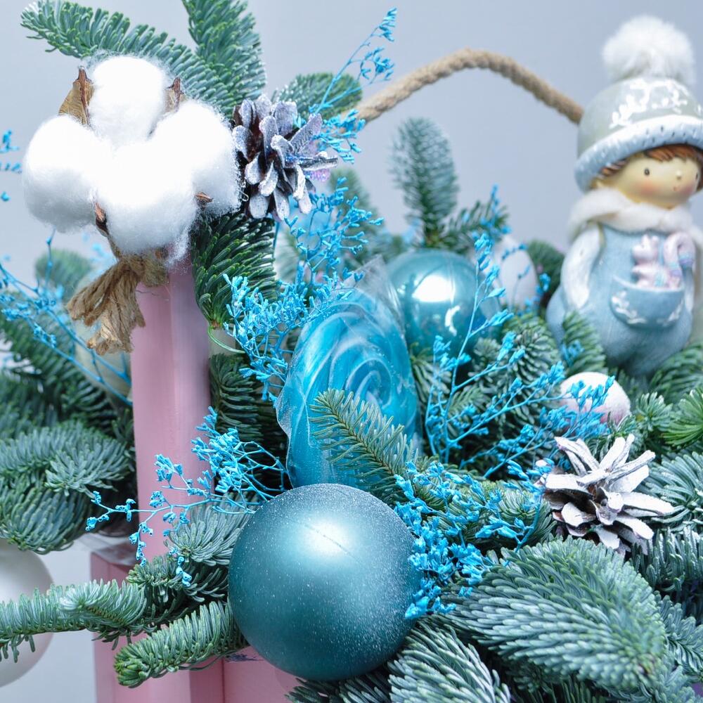 Новогодний букет из нобилиса в ящичке с сувениром