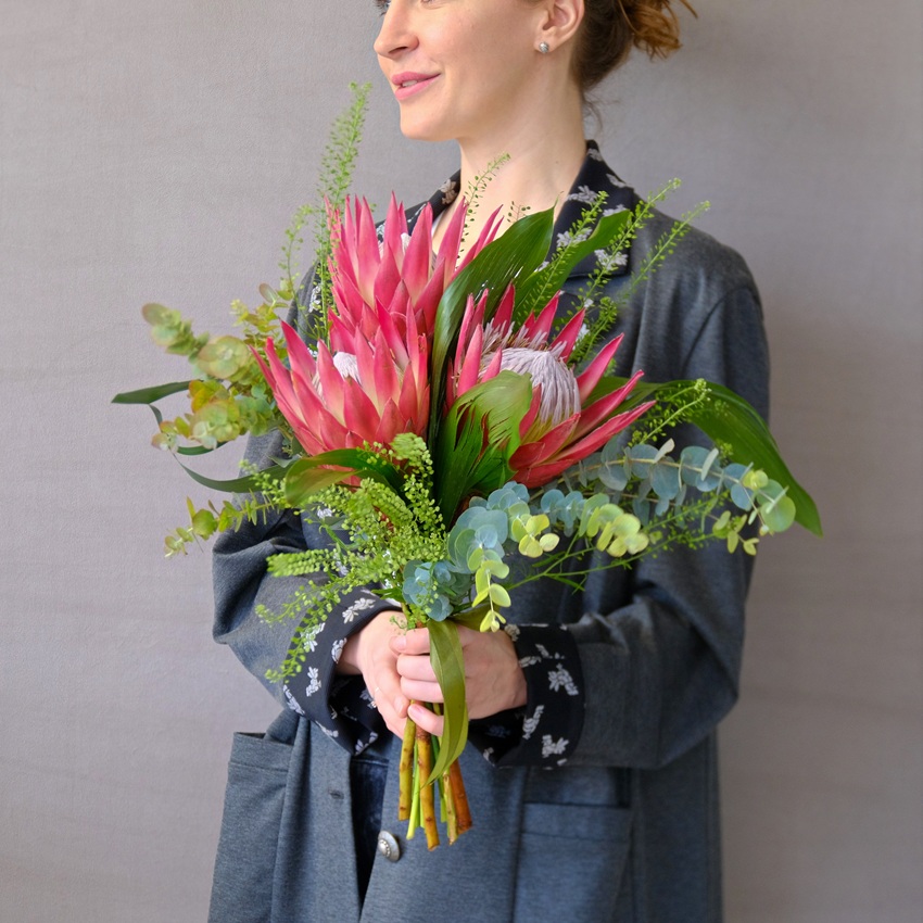 Протея в интерьерном букете "Королева пустыни"