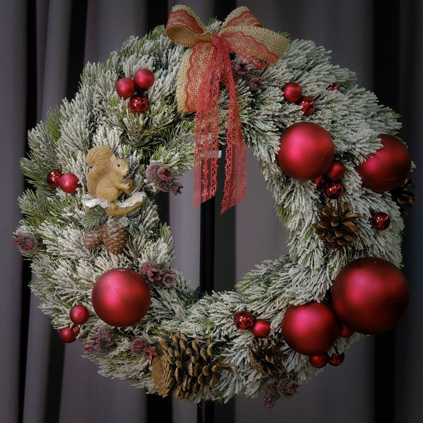 Новогодний венок с сувениром "Счастливый орешек" (искусственный)