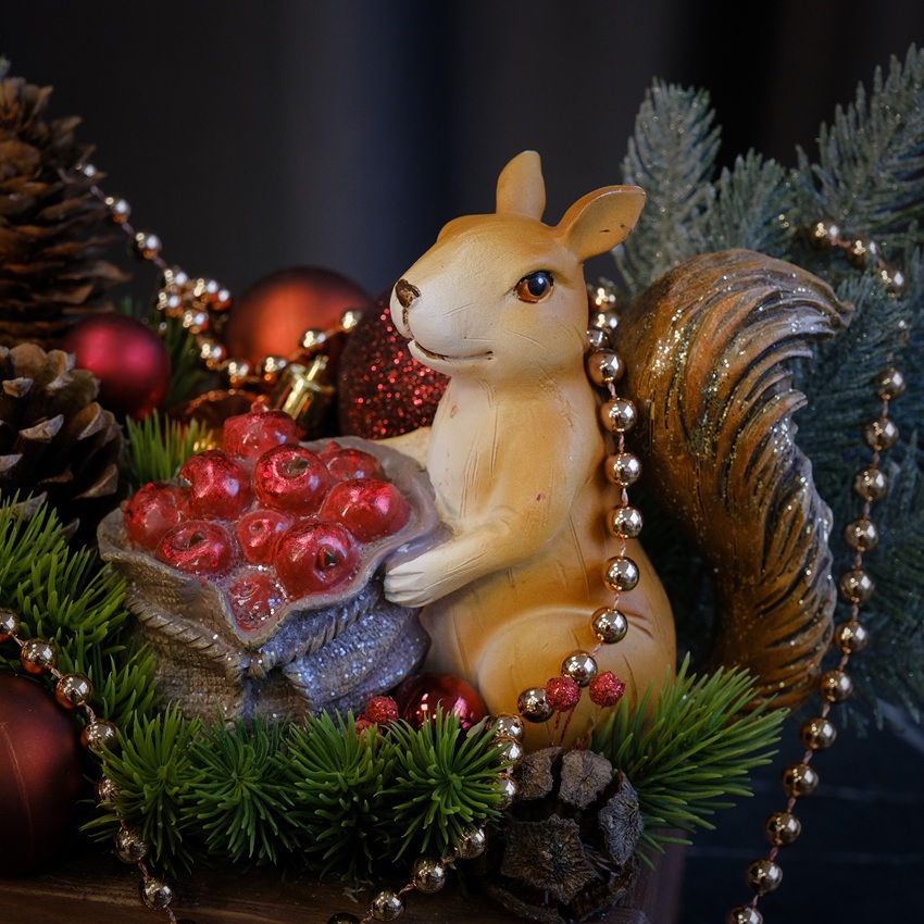 Новогодняя композиция с сувениром в ящичке "Прячьте орешки!" (искусственная)