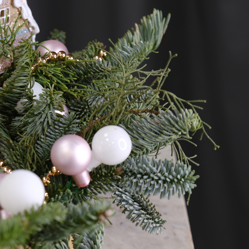 Новогодняя композиция из нобилиса "Пряничный домик" в розовых оттенках