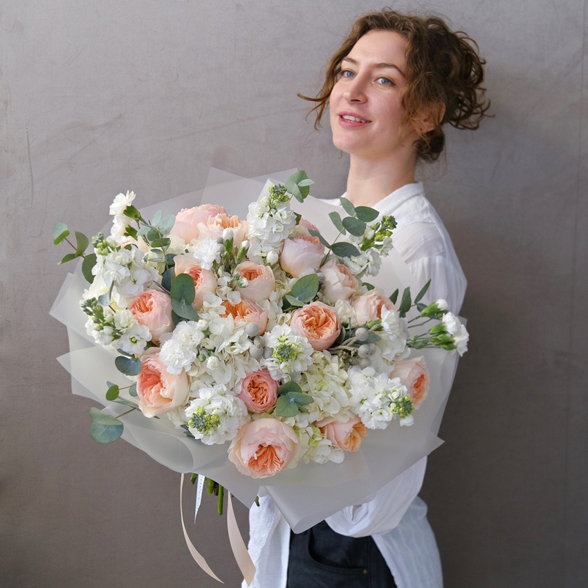 Ароматная маттиола и пионовидные розы Джульетта в букете "Миллион долларов"