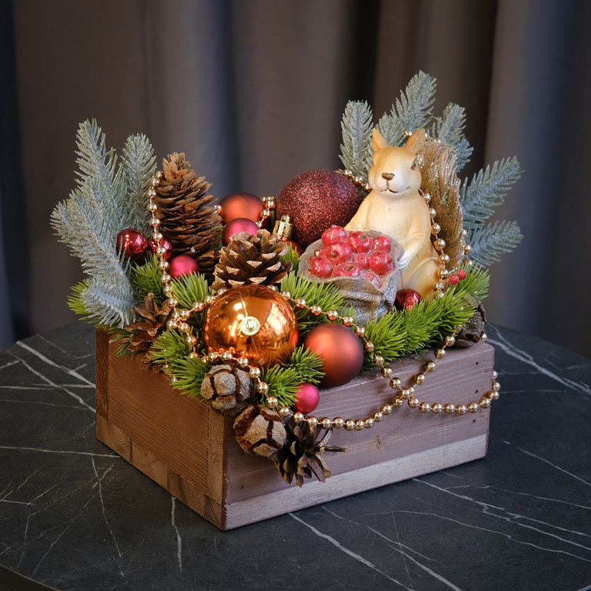 Новогодняя композиция с сувениром в ящичке "Прячьте орешки!" (искусственная)