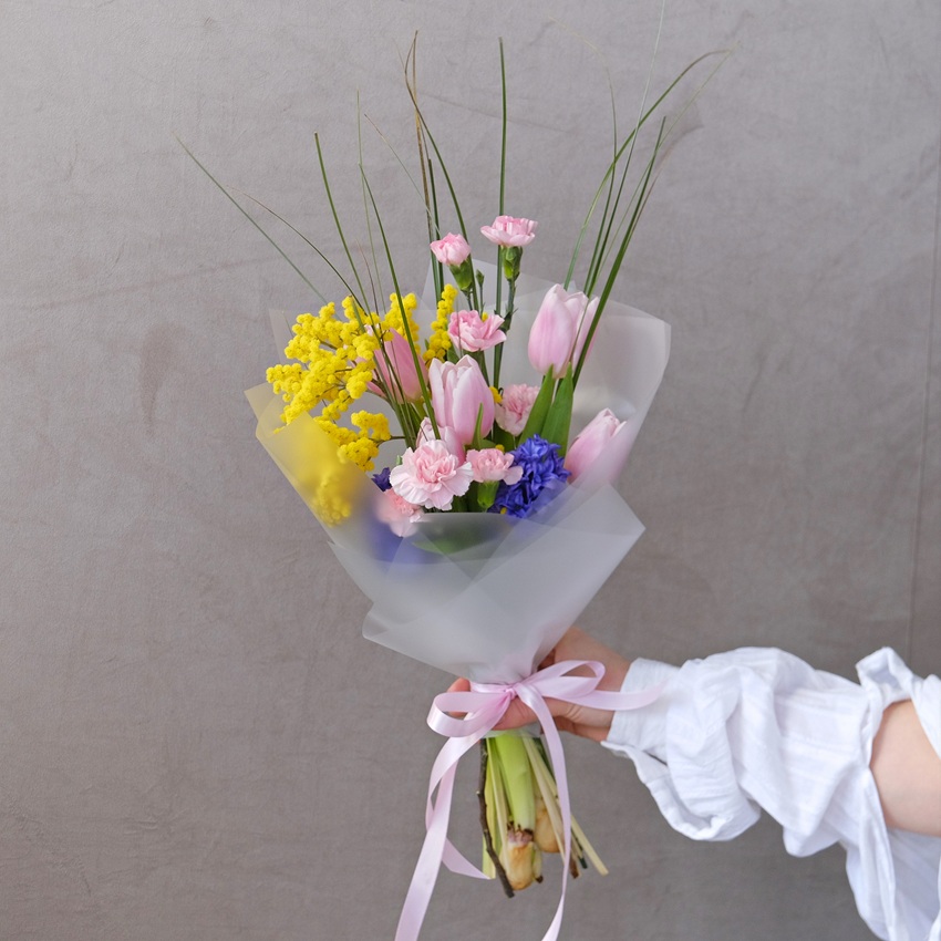Сборный букет из тюльпанов и гиацинтов с мимозой. Корпоративные подарки на 8 марта. Цена от 10 шт.