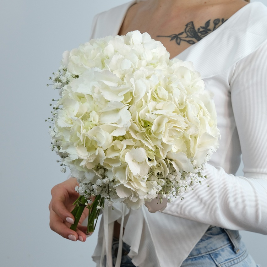Букет невесты с белой гортензией и гипсофилой