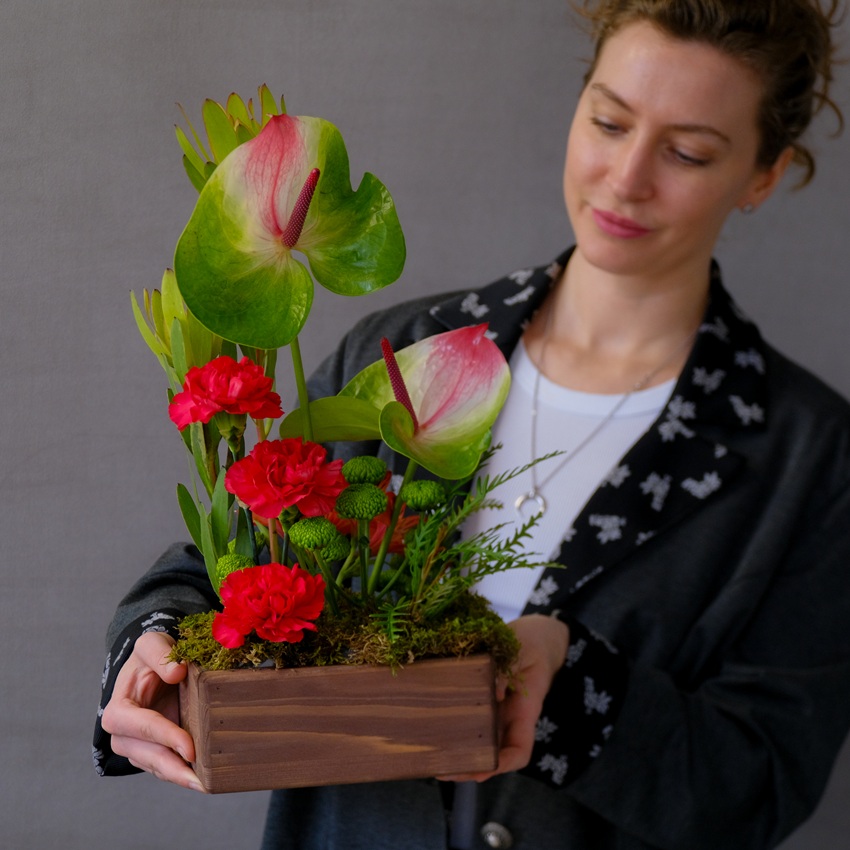 Антуриумы и гвоздики в интерьерной композиции в ящике