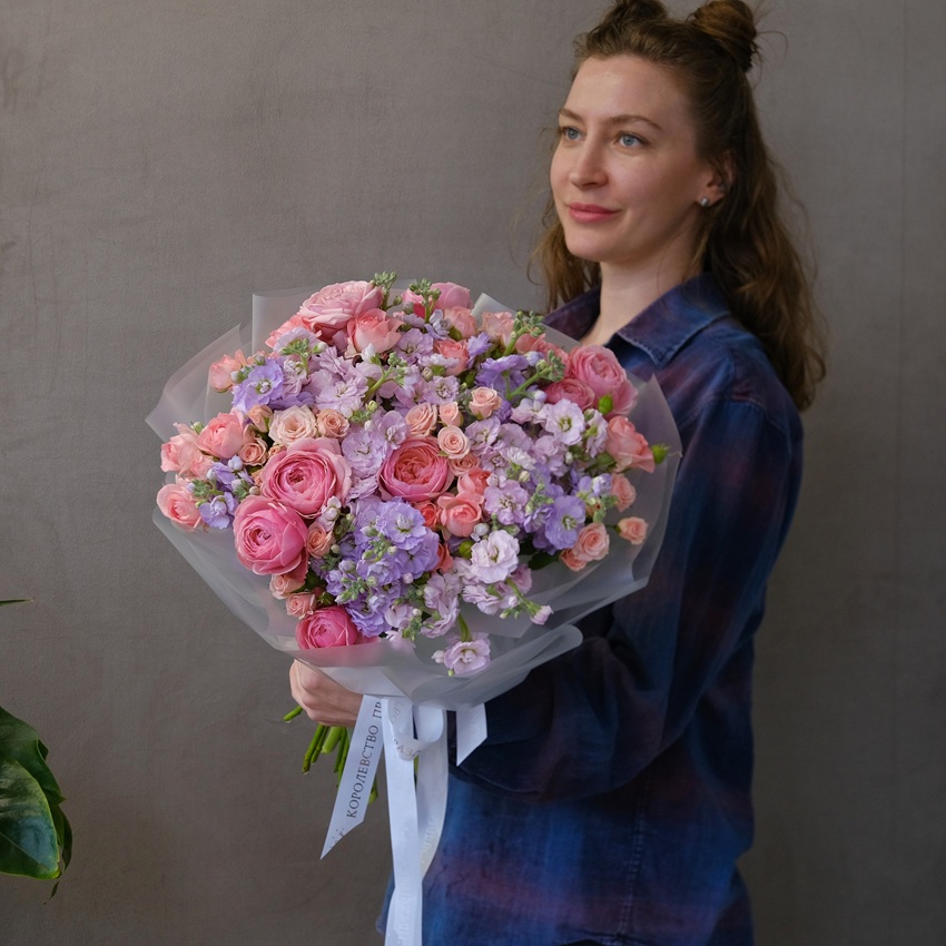 Ароматная маттиола и кустовые розы в букете "Сладкое помешательство"