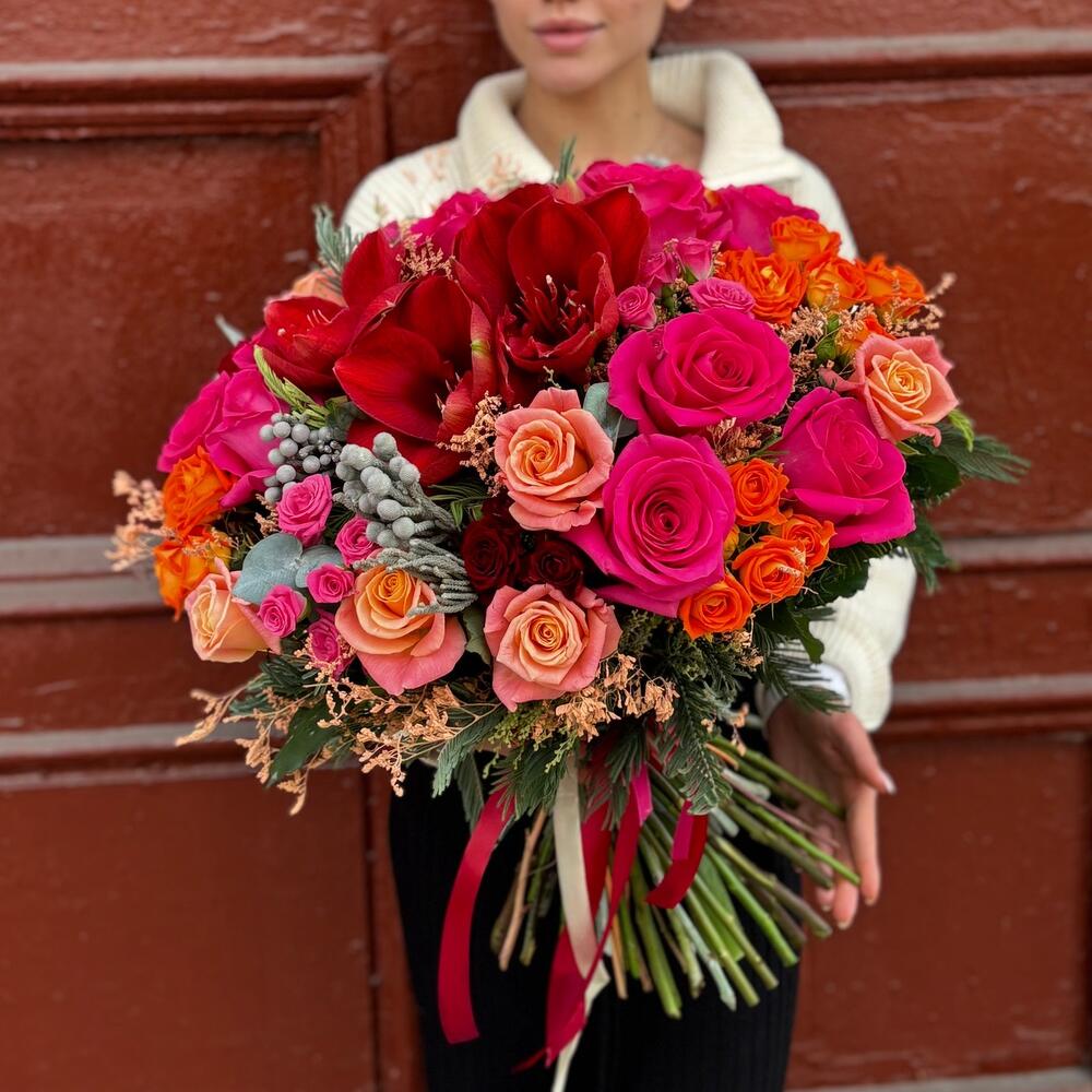 Красные амариллисы и розы в шикарном букете "Танец огня"