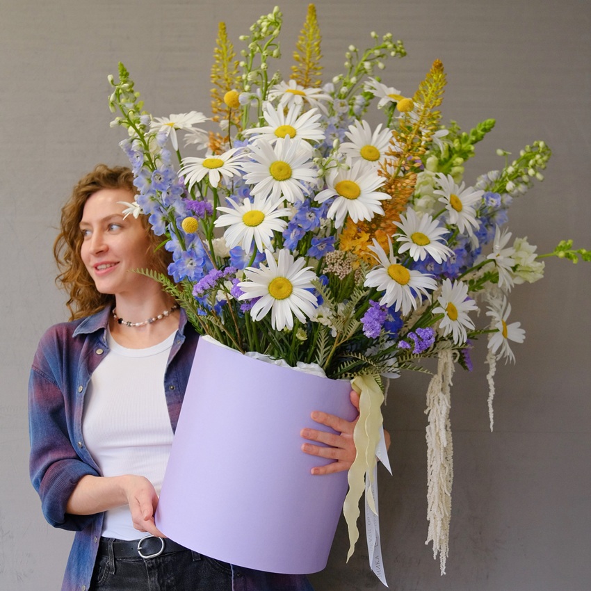 Ромашки и дельфиниум в большом букете в коробке "Моя бесконечность"
