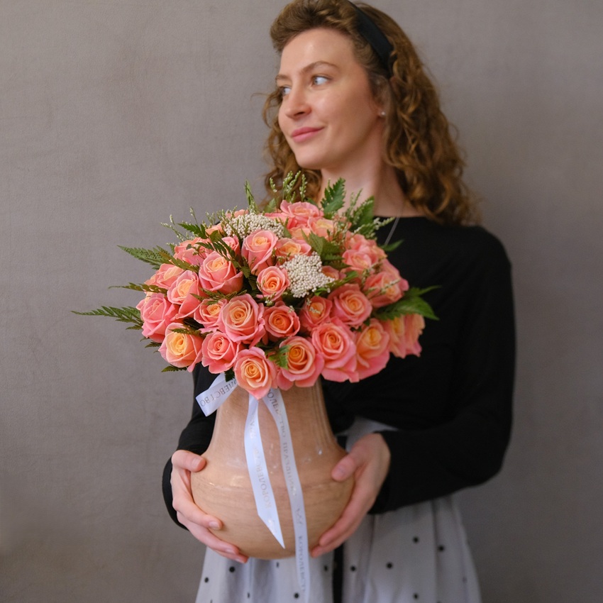 Букет в вазе. Волшебные персиковые розы, 59 шт
