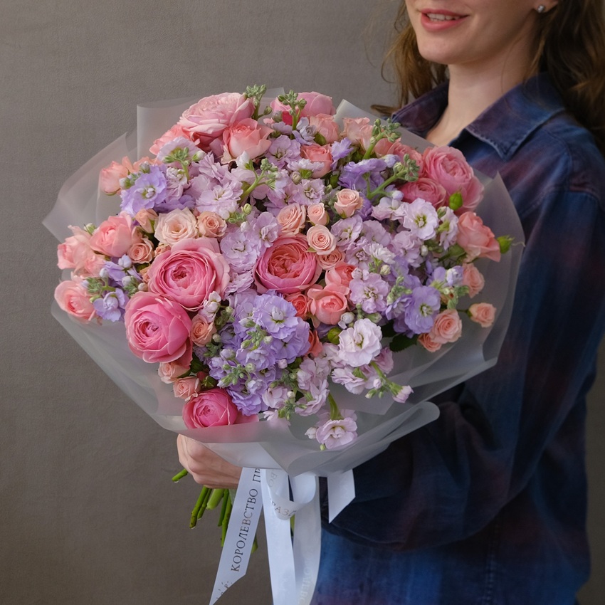 Ароматная маттиола и кустовые розы в букете "Сладкое помешательство"