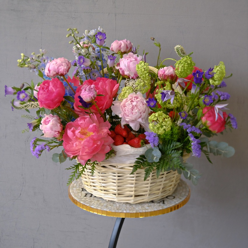 Коралловые и розовые ароматные пионы в летней корзине "Клубничное лето"