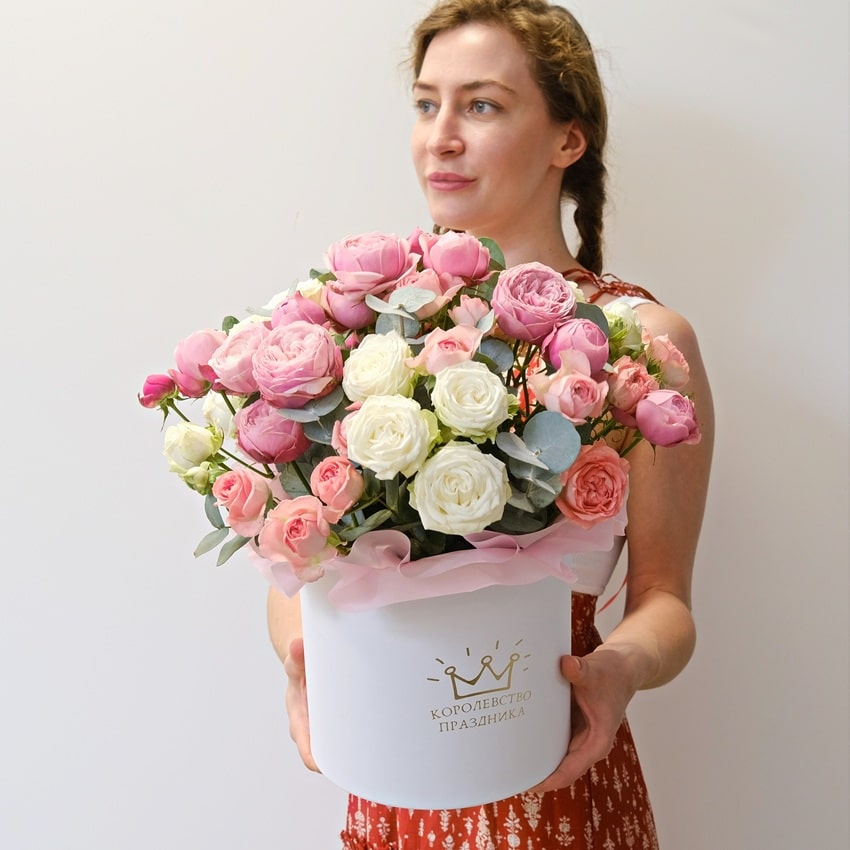 Кустовые пионовидные розы в коробке с эвкалиптом