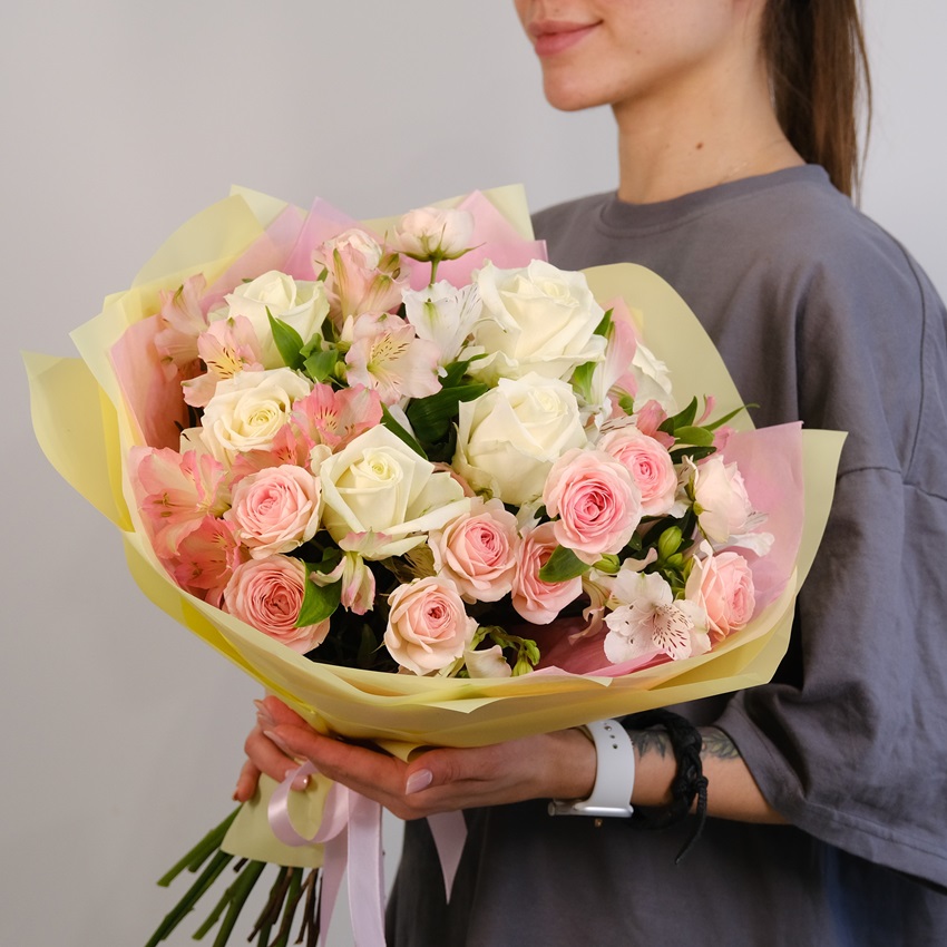 Розы и альстромерии в нежном букете "Нежная элегия"