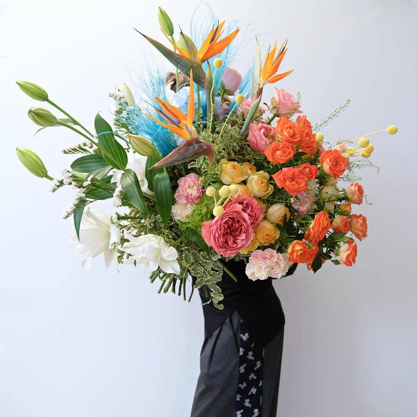 Экзотичный букет WOW! Стрелиция, гортензия, розы и пионовидная лилия. Букет гигант 80см