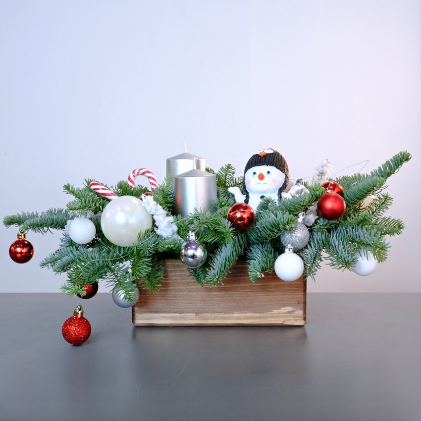 Новогодняя композиция из нобилиса со свечами и сувениром "Очаровательный снеговик"