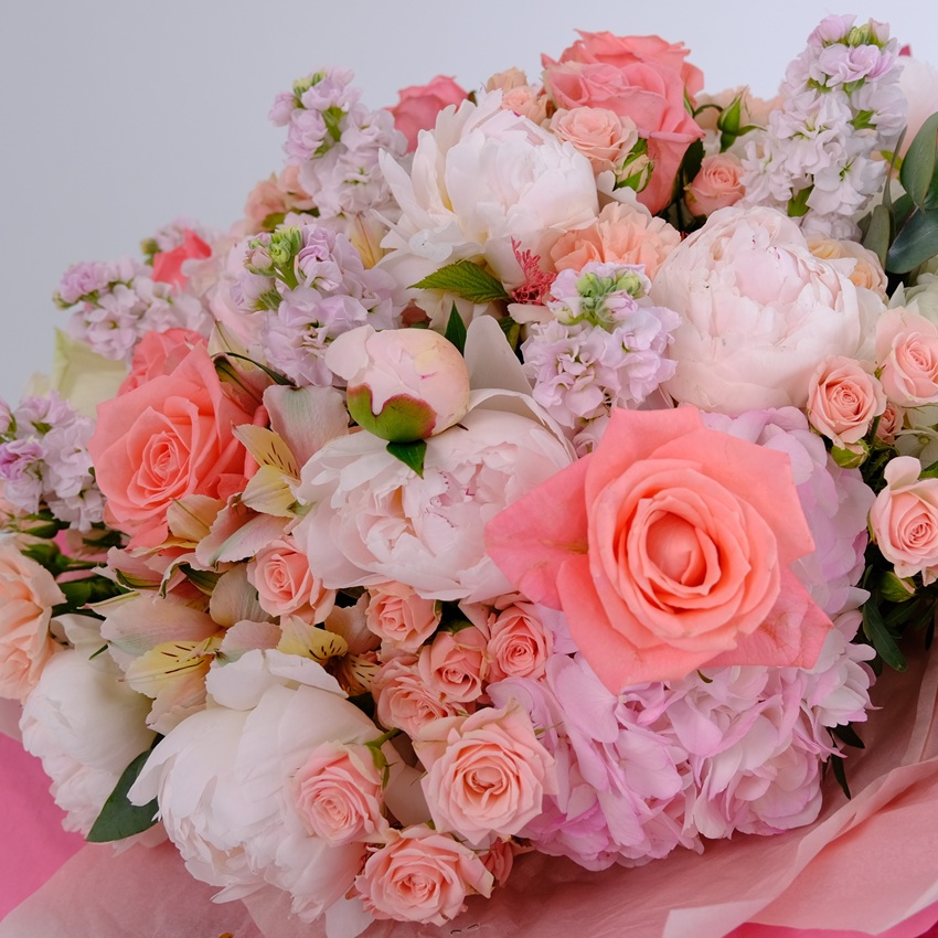 Белые пионы и розы в роскошном букете "Океан Любви"