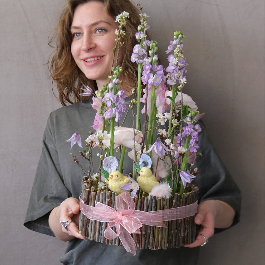  Ранункулюсы, клематисы и маттиола в нежной композиции на Пасху с сувенирами "Цыплята"