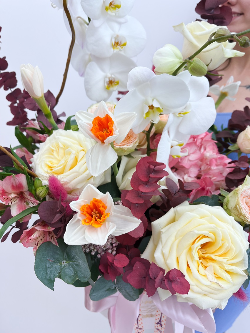 Букет в шляпной коробке с белой орхидеей - фаленопсис "Нежнее нежного"