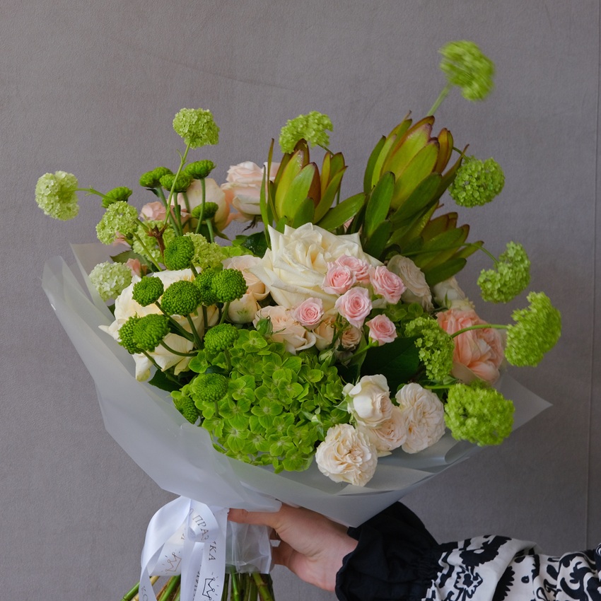 Зелёная гортензия, розы и сочный вибурнум в авторском букете "Зелёный сад"