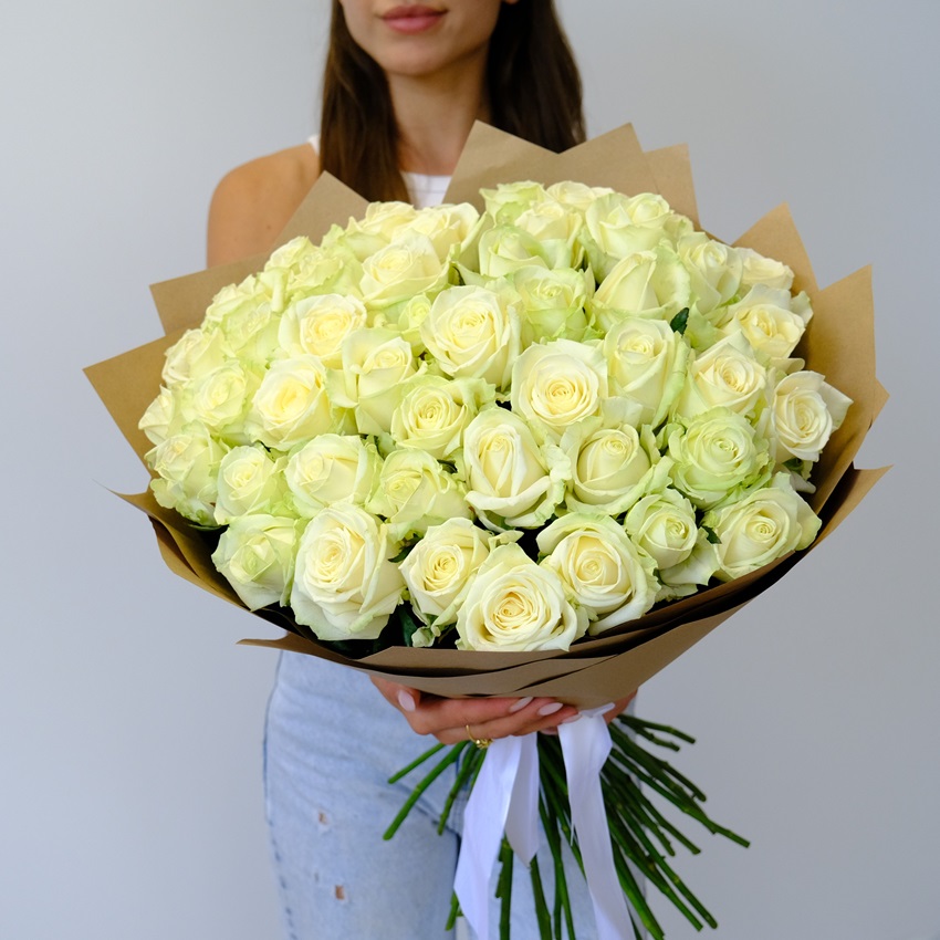 Белые розы Россия 60 см, 51 штучка букет  с вазой