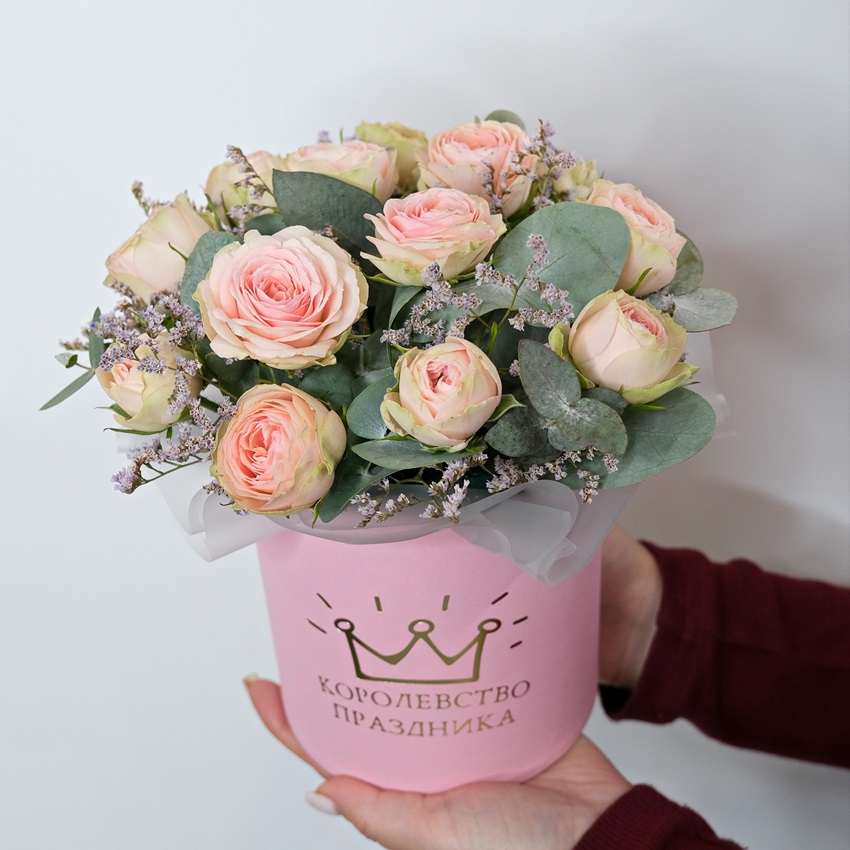 Кустовые розы в коробочке с эвкалиптом "Кэти"