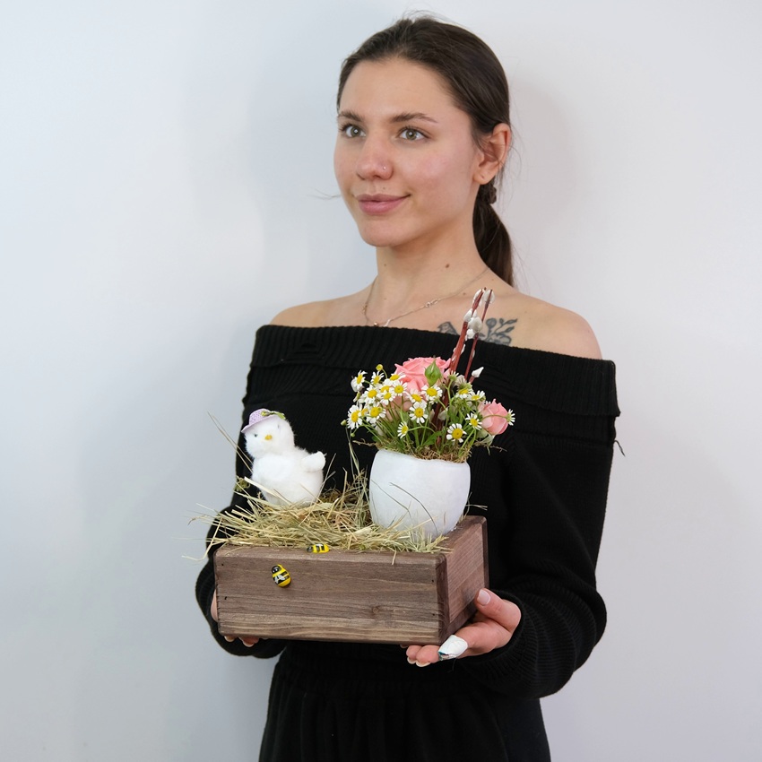 Композиция на пасху: яйцо с живыми цветами и сувениром "Цыплёнок"