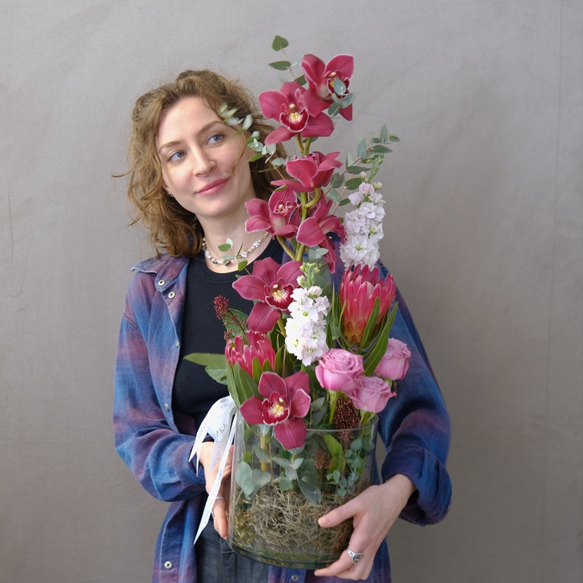 Бордовая орхидея Цимбидиум и протея в стеклянной вазе