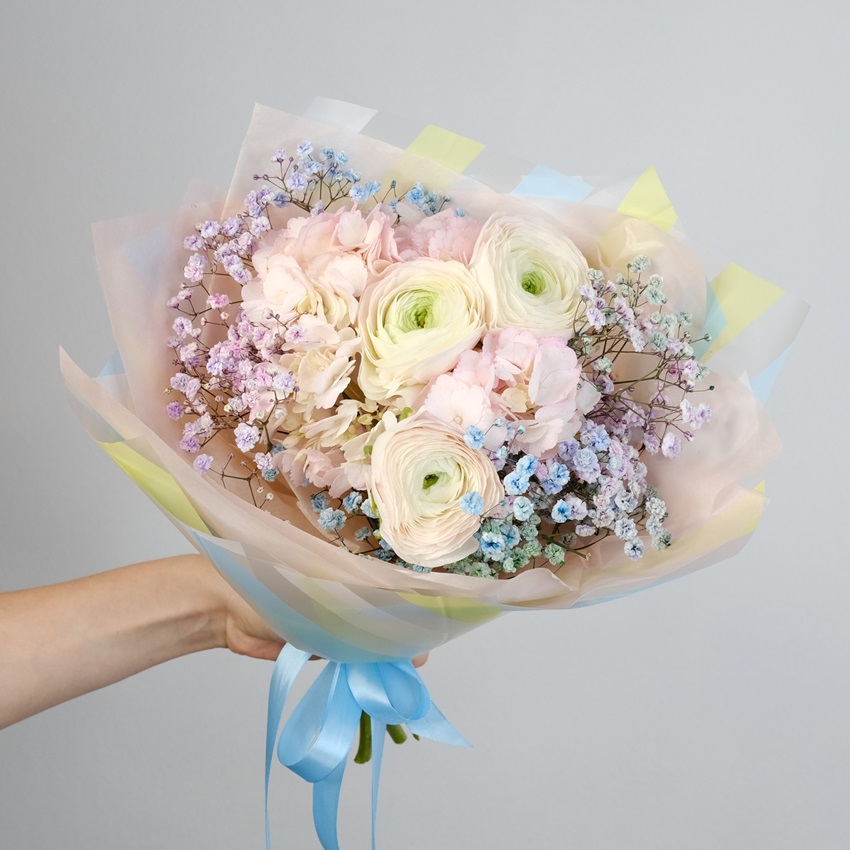 Ранункулюсы и гортензия в букете «Пируэт»