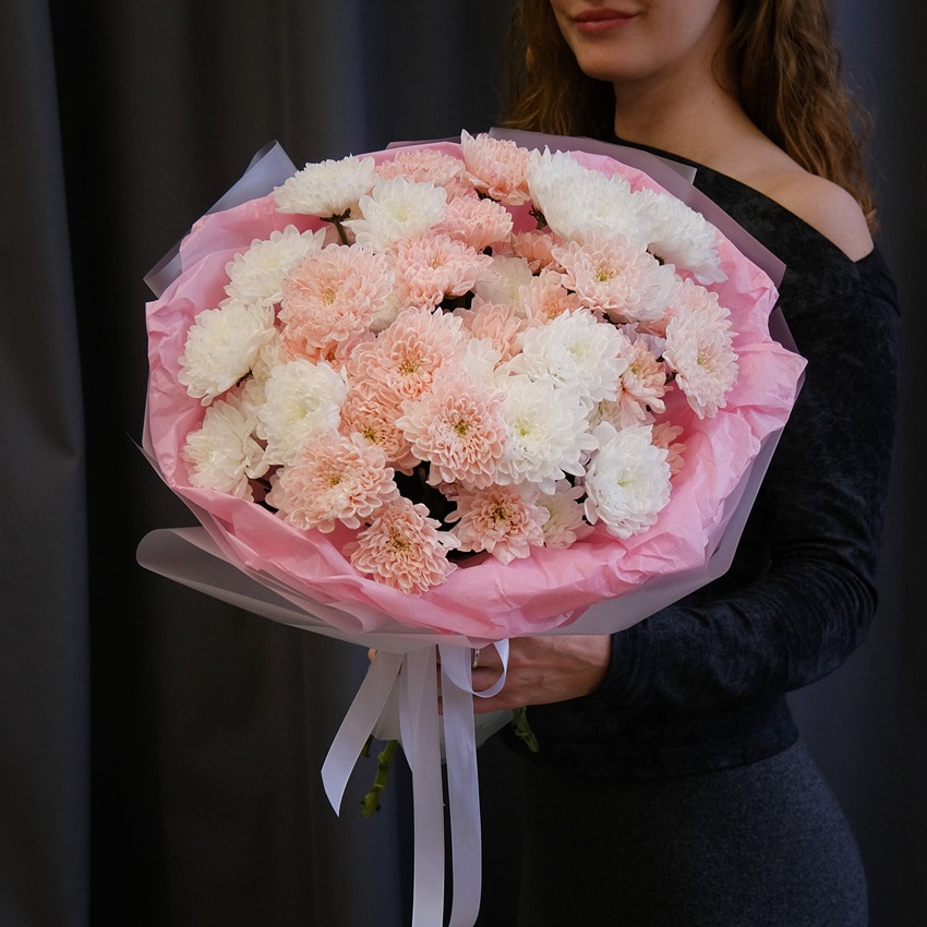 Нежные кустовые хризантемы в букете «Сахарная вата»