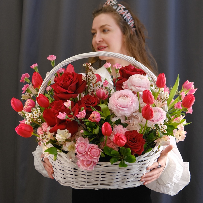 Тюльпаны и ранункулюсы в шикарной корзине "Опасная красота"