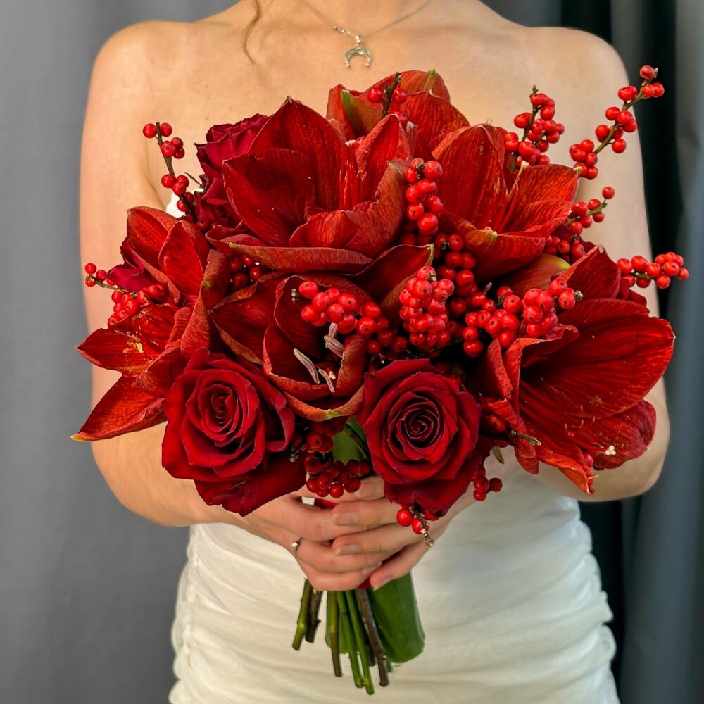 Букет невесты с амариллисами, ягодами илекса и красными розами "Поцелуй страсти"