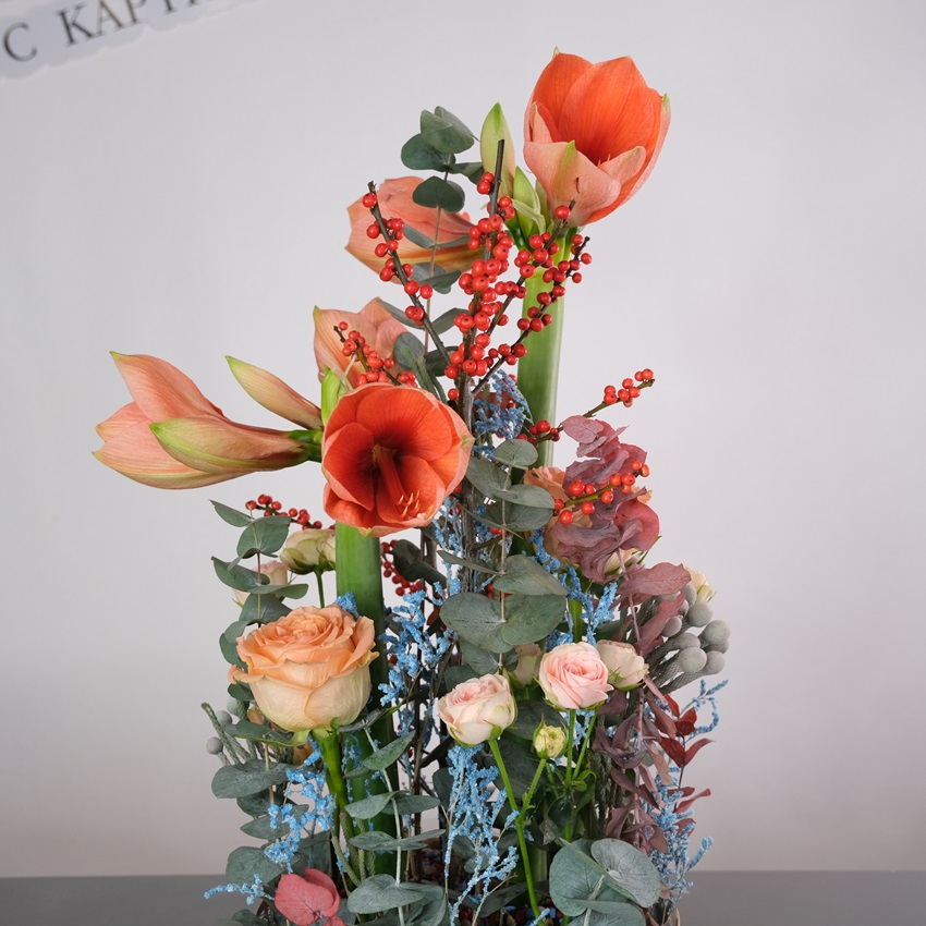 Персиковые амариллисы, илекс и розы в невероятной композиции